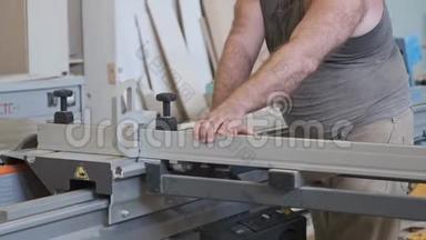 <strong>基辅</strong>大学，30-05-2019年。 男木匠在车间圆机上工作，工人在一件家具上切木板..